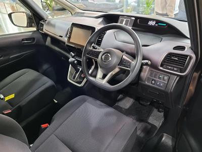 2017 Nissan Serena - Thumbnail