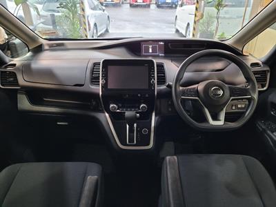 2017 Nissan Serena - Thumbnail