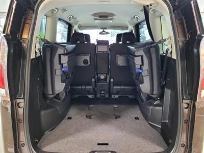 2017 Nissan Serena - Thumbnail