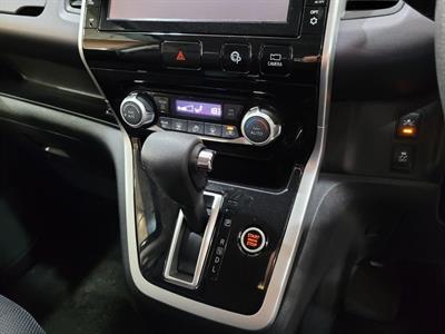 2017 Nissan Serena - Thumbnail