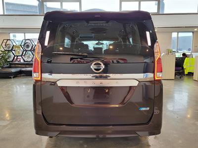2017 Nissan Serena - Thumbnail