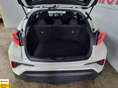 2017 Toyota C-HR - Thumbnail