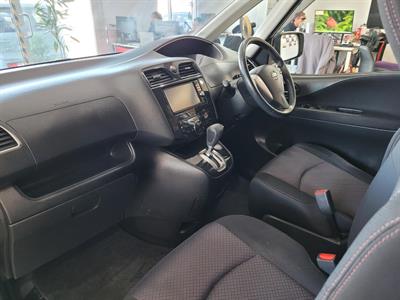 2013 Nissan Serena - Thumbnail