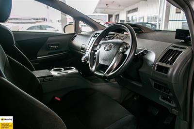 2014 Toyota Prius Alpha - Thumbnail