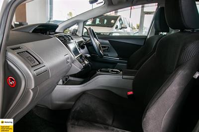 2014 Toyota Prius Alpha - Thumbnail