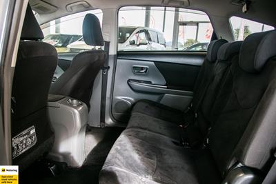 2014 Toyota Prius Alpha - Thumbnail