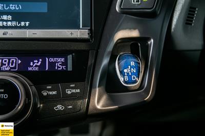 2014 Toyota Prius Alpha - Thumbnail