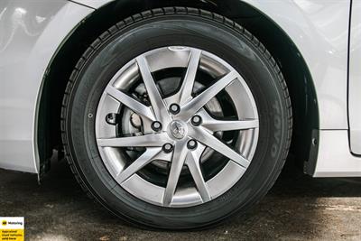 2014 Toyota Prius Alpha - Thumbnail