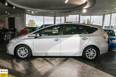 2014 Toyota Prius Alpha - Thumbnail