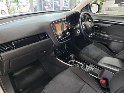2021 Mitsubishi Outlander - Thumbnail