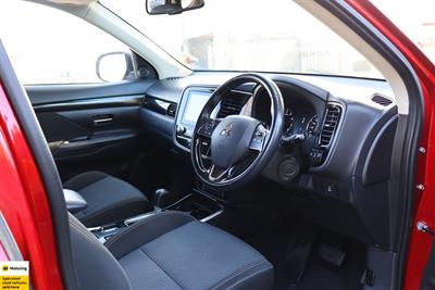 2022 Mitsubishi Outlander - Thumbnail