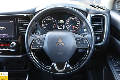 2022 Mitsubishi Outlander - Thumbnail