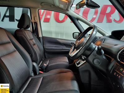 2017 Nissan Serena - Thumbnail