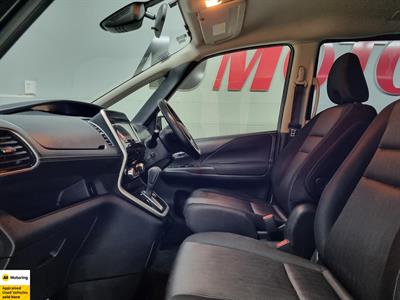 2017 Nissan Serena - Thumbnail