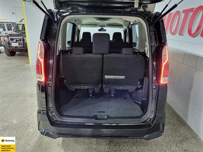 2017 Nissan Serena - Thumbnail