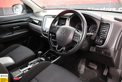 2022 Mitsubishi Outlander - Thumbnail