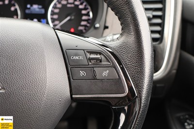 2022 Mitsubishi Outlander - Thumbnail