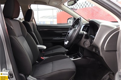 2022 Mitsubishi Outlander - Thumbnail