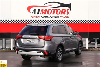 2022 Mitsubishi Outlander - Thumbnail