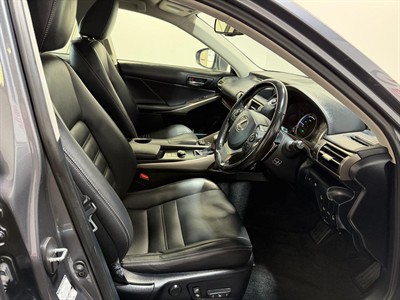 2016 Lexus IS 300h - Thumbnail