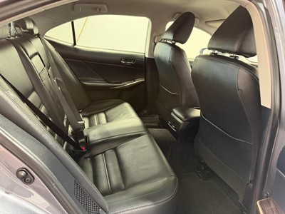 2016 Lexus IS 300h - Thumbnail