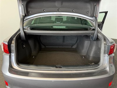 2016 Lexus IS 300h - Thumbnail