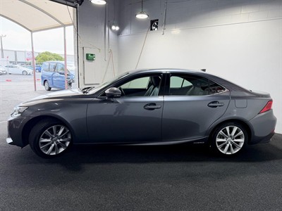 2016 Lexus IS 300h - Thumbnail