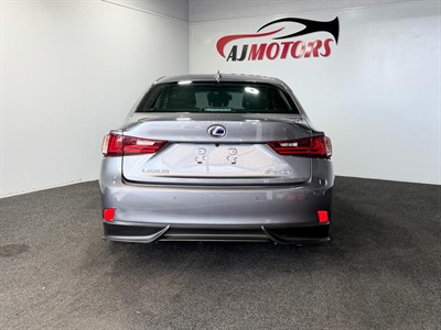 2016 Lexus IS 300h - Thumbnail