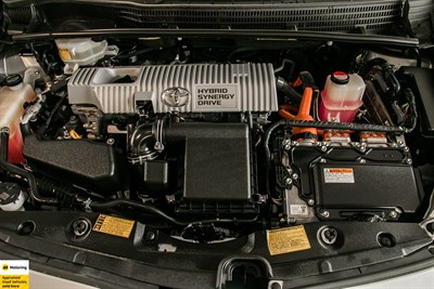 2015 Toyota Prius - Thumbnail