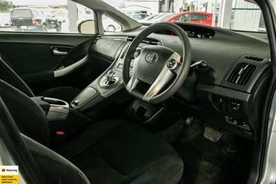 2015 Toyota Prius - Thumbnail