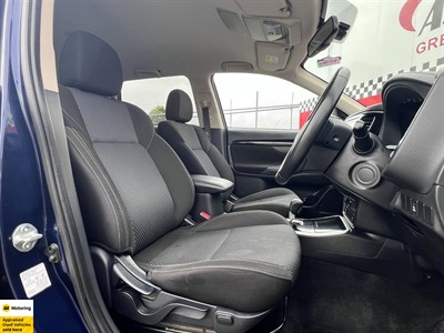 2022 Mitsubishi Outlander - Thumbnail