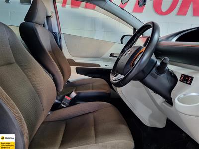 2016 Toyota Sienta - Thumbnail