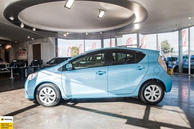 2013 Toyota Aqua - Thumbnail