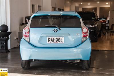 2013 Toyota Aqua - Thumbnail