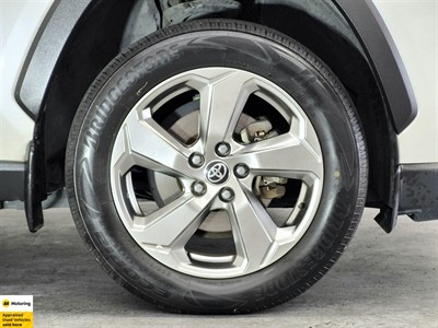 2020 Toyota RAV4 - Thumbnail