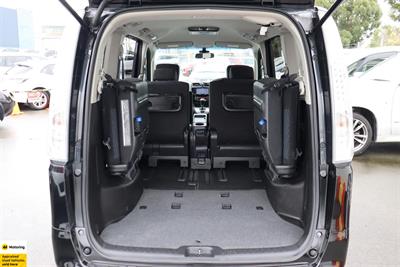2016 Nissan Serena - Thumbnail