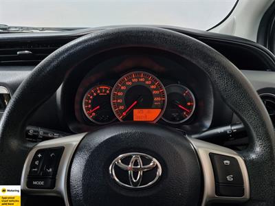 2015 Toyota Yaris - Thumbnail