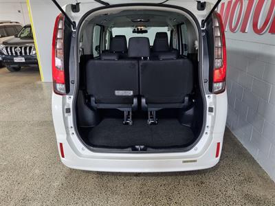 2015 Toyota Esquire - Thumbnail