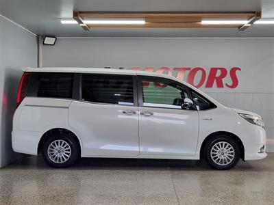 2015 Toyota Esquire - Thumbnail