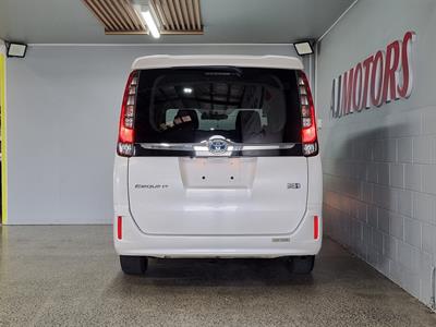 2015 Toyota Esquire - Thumbnail