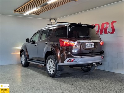 2017 Isuzu MU-X - Thumbnail