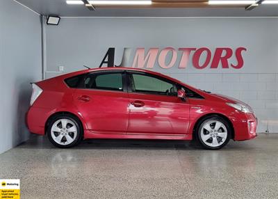 2014 Toyota Prius - Thumbnail