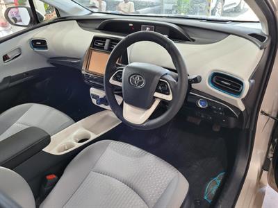 2016 Toyota Prius - Thumbnail