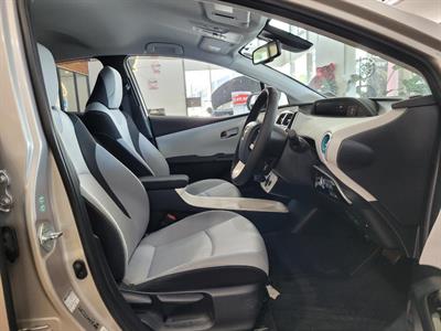2016 Toyota Prius - Thumbnail