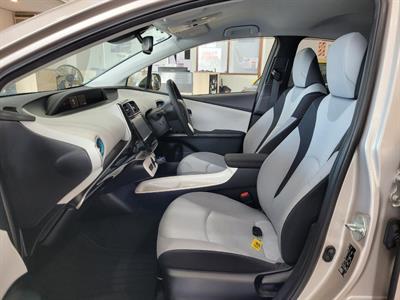 2016 Toyota Prius - Thumbnail