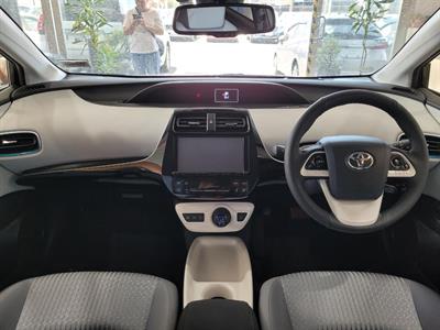 2016 Toyota Prius - Thumbnail