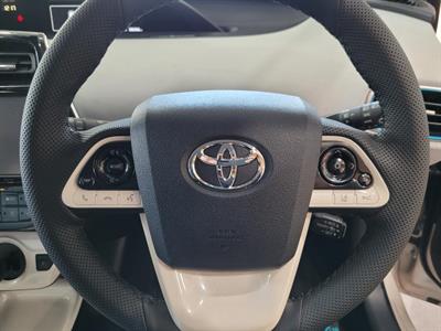 2016 Toyota Prius - Thumbnail