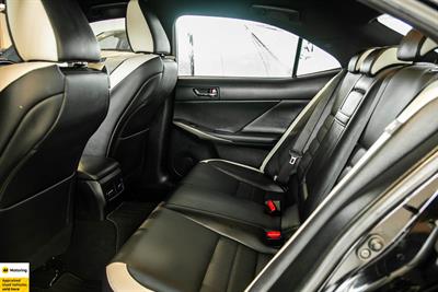 2016 Lexus IS 300h - Thumbnail