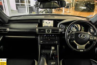 2016 Lexus IS 300h - Thumbnail