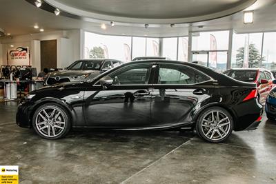 2016 Lexus IS 300h - Thumbnail